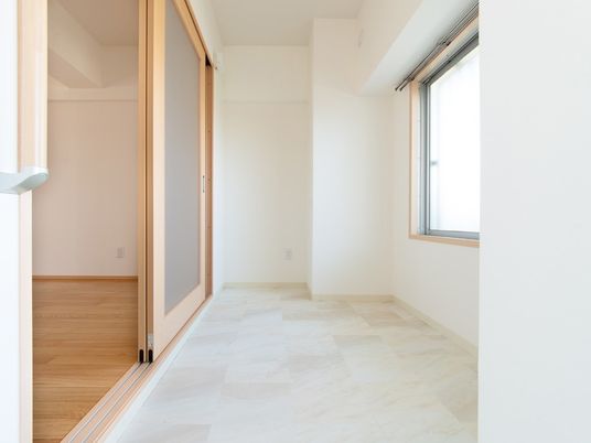 洋室の明るい居室