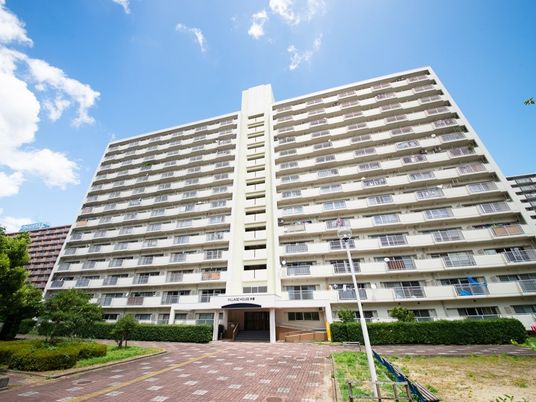 広々とした白い外観の建物