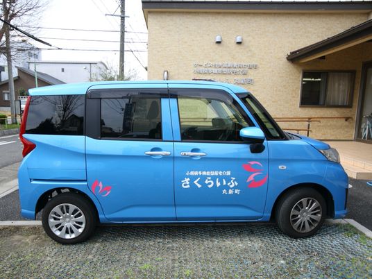 青色の施設用車両