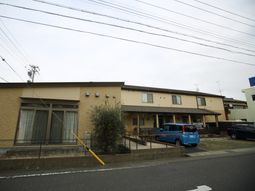 黄色い建物の外観