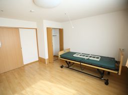 機能訓練ベッドのある部屋