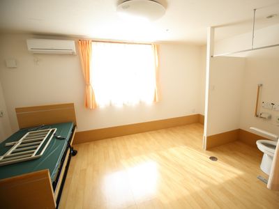 居室のベッドと洗面所