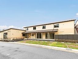 明るい外観の建物