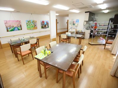 広々とした明るい食堂