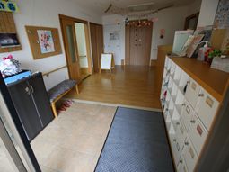 明るいエントランスの様子