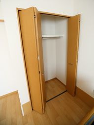 開いたクローゼットの内部