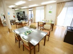 明るい食堂の様子