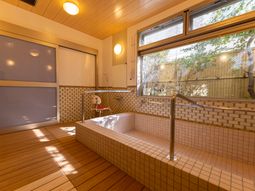 明るい雰囲気の浴室