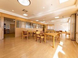 共有スペースの明るい室内