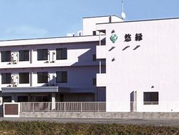 白壁の建物と青空