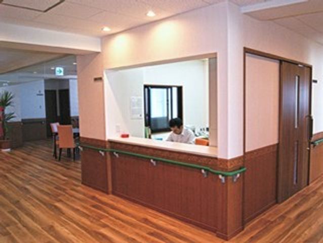 スタッフが業務中の受付 受付 ゆとりあるフロントで、スタッフが丁寧な対応を心掛けています。明るい雰囲気の中で、来訪者のお出迎えをしております。
