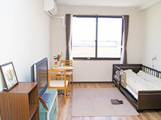 快適な個室の居室 居室 明るく清潔感溢れる居室は、個々の好みに合わせてカスタマイズ可能です。ゆったりとした時間をお過ごしいただけます。