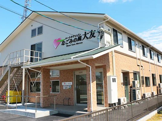 明るい施設の外観  