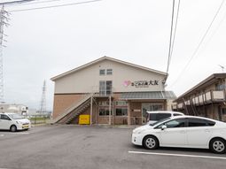 建物前の駐車場