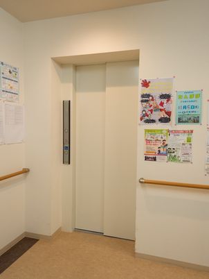 清潔なエレベーター前