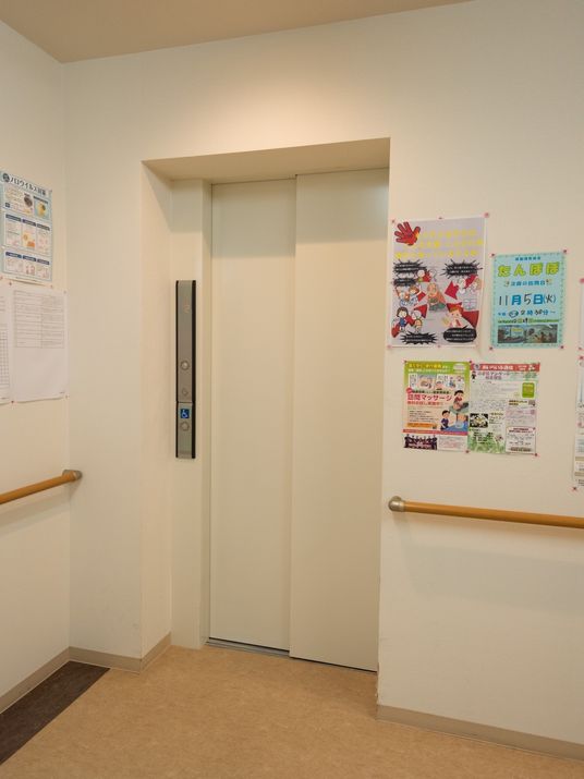 清潔なエレベーター前