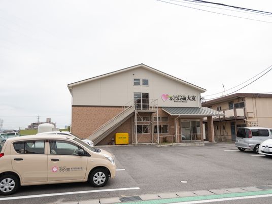 明るい外観の建物