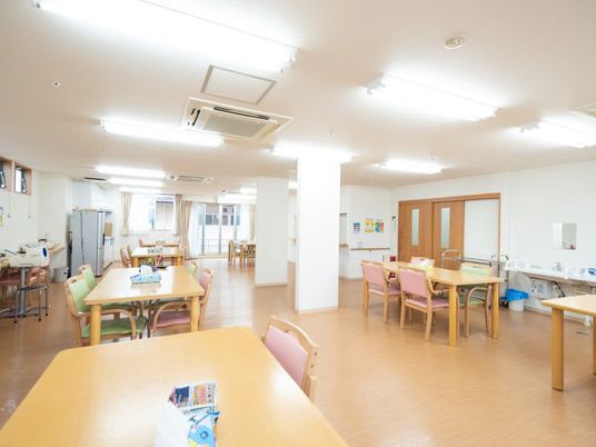 広々とした共有ダイニング