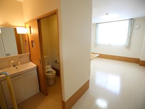 清潔なトイレ付き洋室