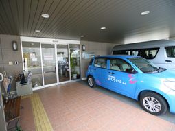 玄関と駐車スペース