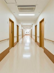 清潔な廊下が続く施設