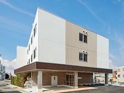 明るい建物の外観