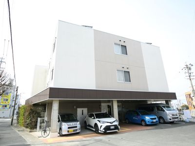 建物の外観と駐車場