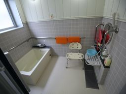 手すり付き浴室の一角