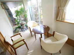 明るい居室の角部分