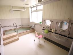 明るい浴室の光景