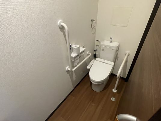 手すり付きのトイレ