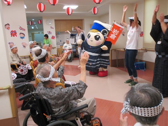 レクリエーションを行うスタッフ