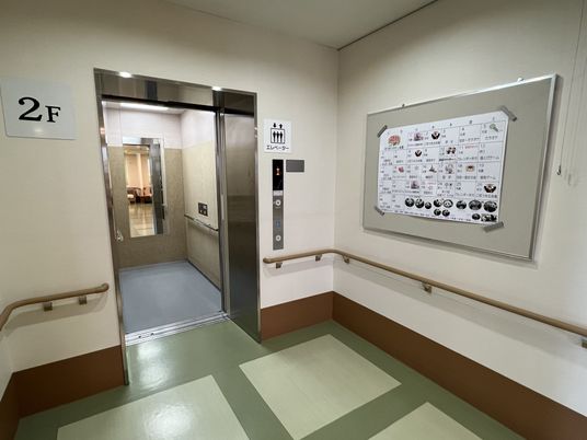 清潔感ある廊下と案内掲示板