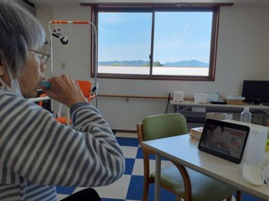 椅子に座る利用者の様子