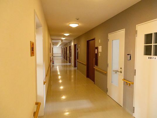 清潔感のある廊下の風景