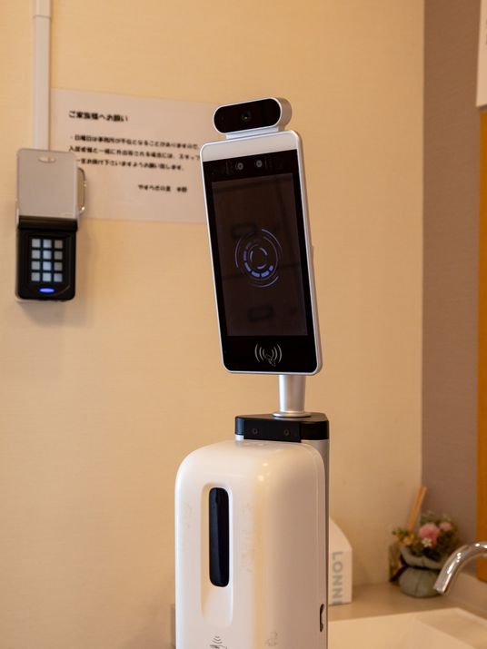 顔認証システムのあるエントランス
