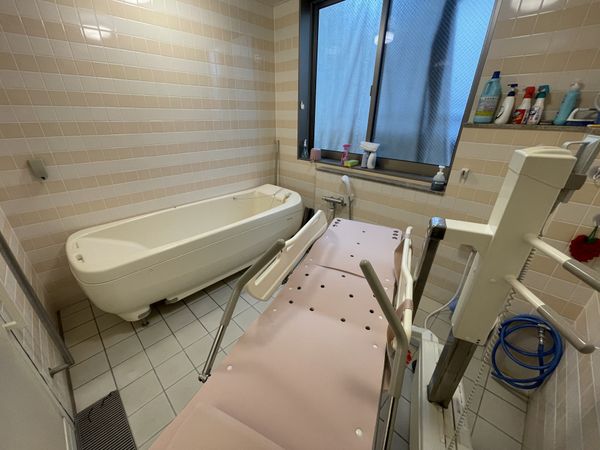 手すり付きの浴室
