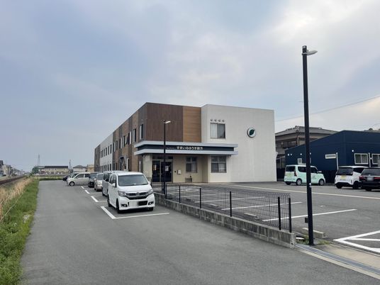 駐車場付きの建物外観