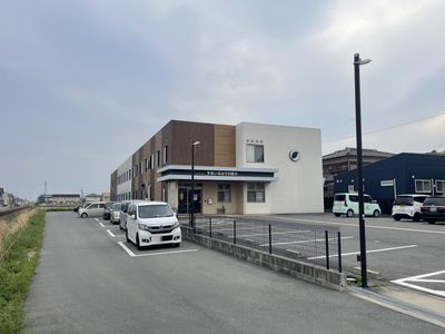 駐車場付きの建物外観