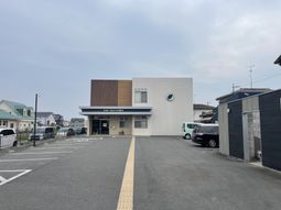 広い駐車場を備えた建物の外観