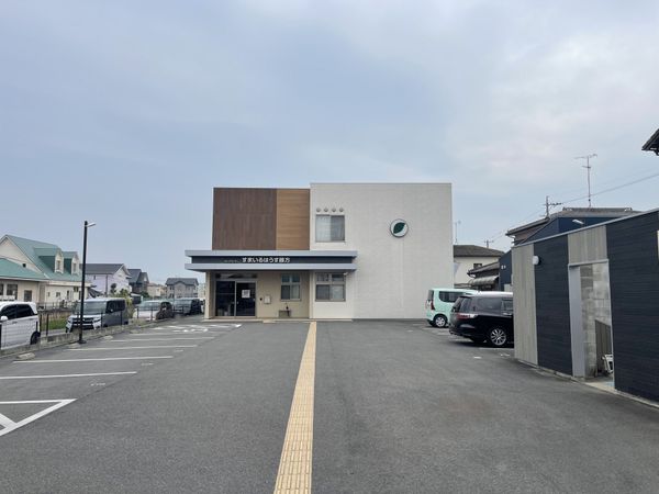広い駐車場を備えた建物の外観