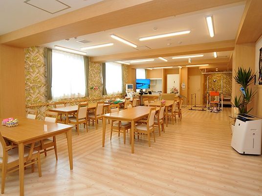 明るい食堂の様子  