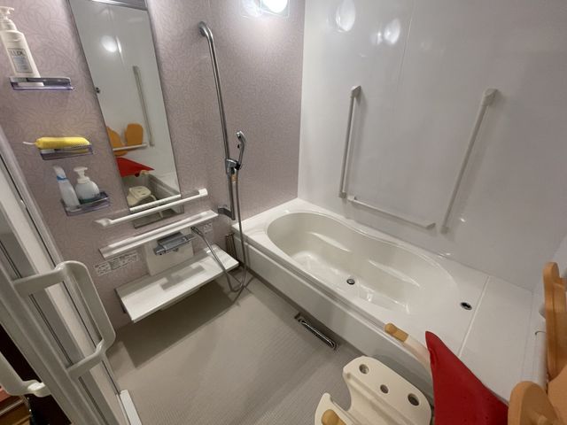 手すり付きの浴槽
