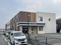 駐車場のある外観