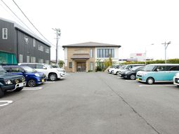 明るい外観の建物エントランス