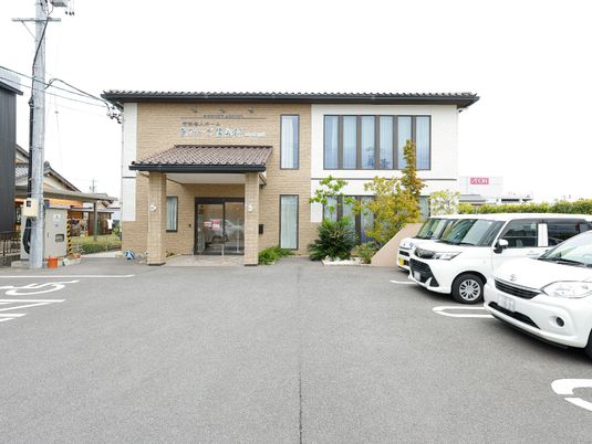 広々とした駐車場の外観