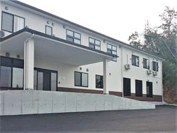 白と茶色の外観