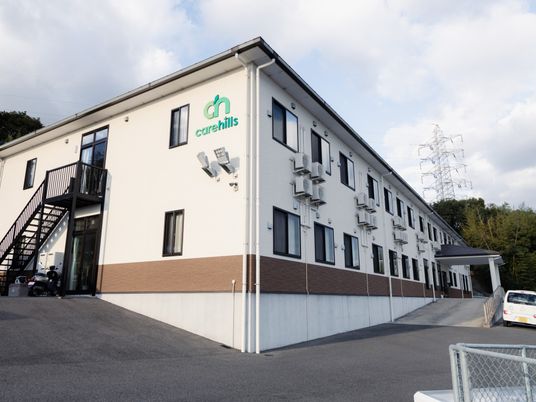 広々とした建物外観