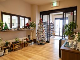 クリスマス飾りのある廊下