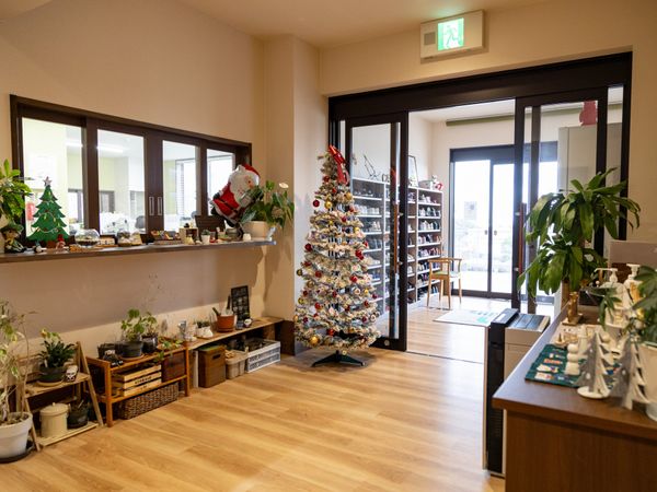 クリスマス飾りのある廊下